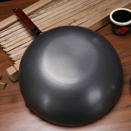 Forged Iron Wok Pan Non-Stick Fish Scale Skillet Pot Even Heating Ergonomic Handle Cooking Pot for Frying Stewing Steaming