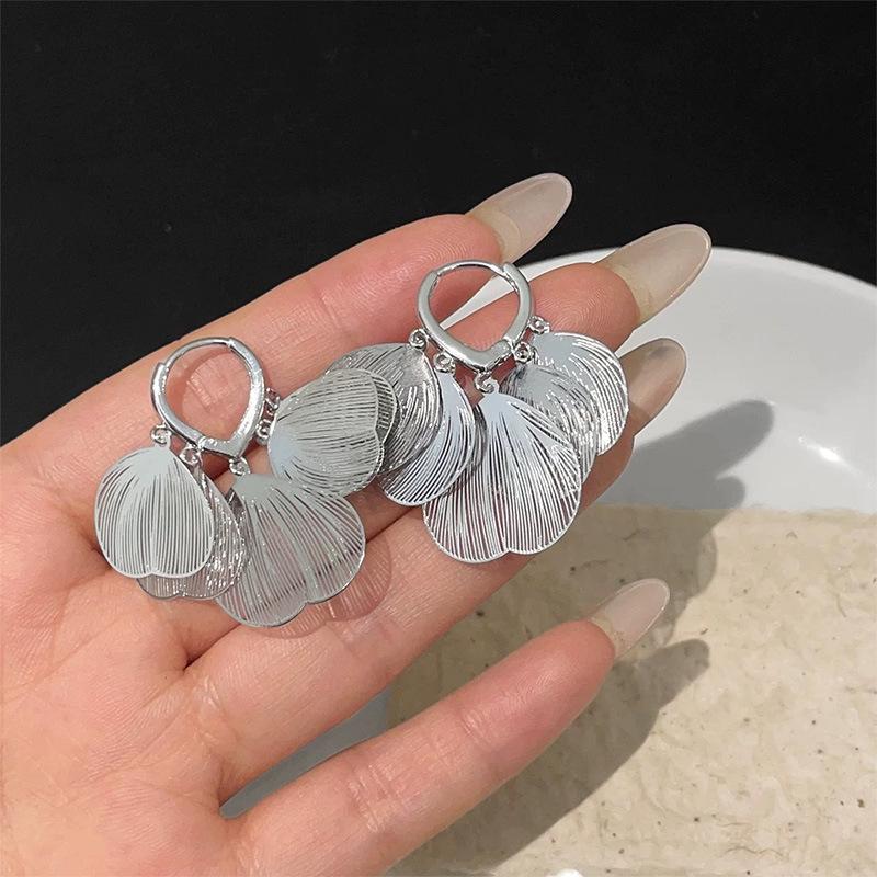 

Elegant Ginkgo Leaf Tassel Ear Cuffs - Luxury Versatile Stud Earrings with a Fashionable Design for Women серебряный