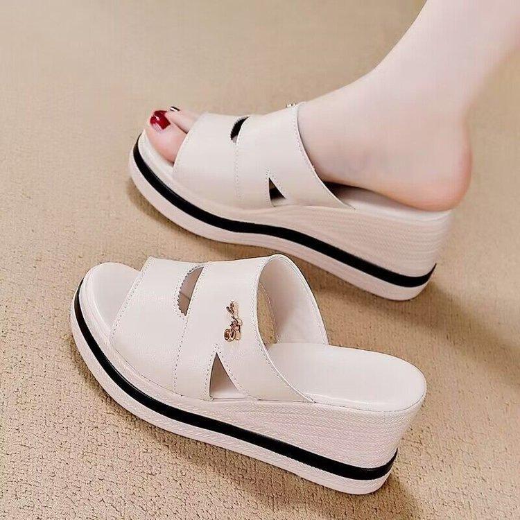 Soft leather thick-soled soft-soled slippers, new summer wear, waterproof table wedge heel, high-heeled sandals.