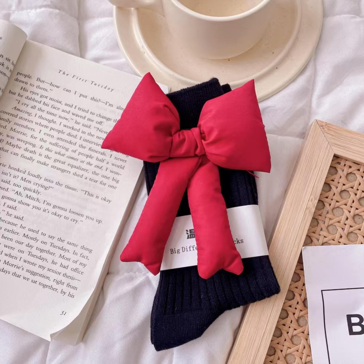 

The new detachable three-dimensional cotton-filled large bow stacks socks tide design sense trend women s socks 35-40