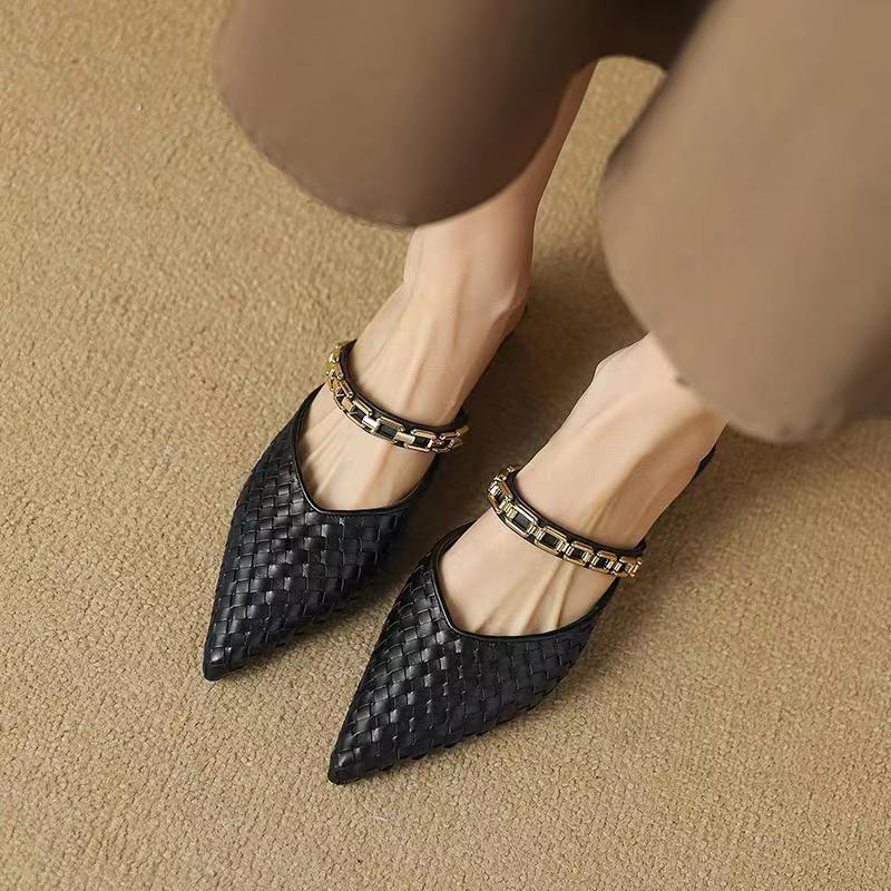 Hot Sale Summer New Style Luxury Pointed Toe Flats Heel Casual Pure Color Outdoor Wearable Half Slip On Sandals Fashion Slippers
