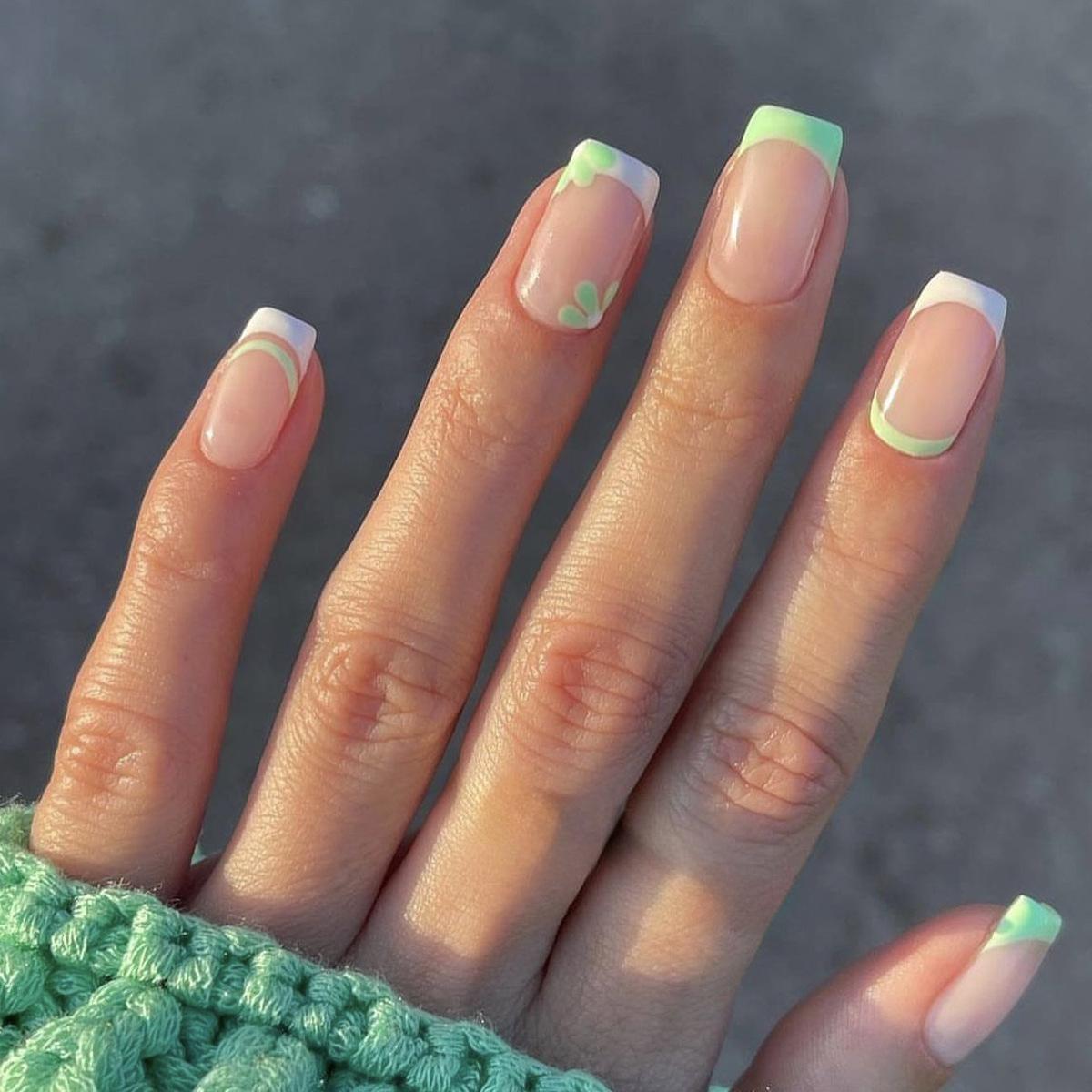 

Spring Flower French Edge Brightening Press-On Nails, Cute Short and Gentle Fake Nails