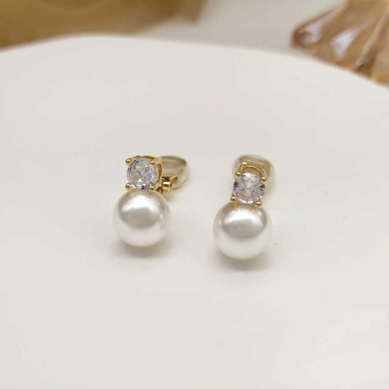 

Retro Princess Pearl Triangle Clip Earrings: Painless 10mm High-End Niche Design for Women.