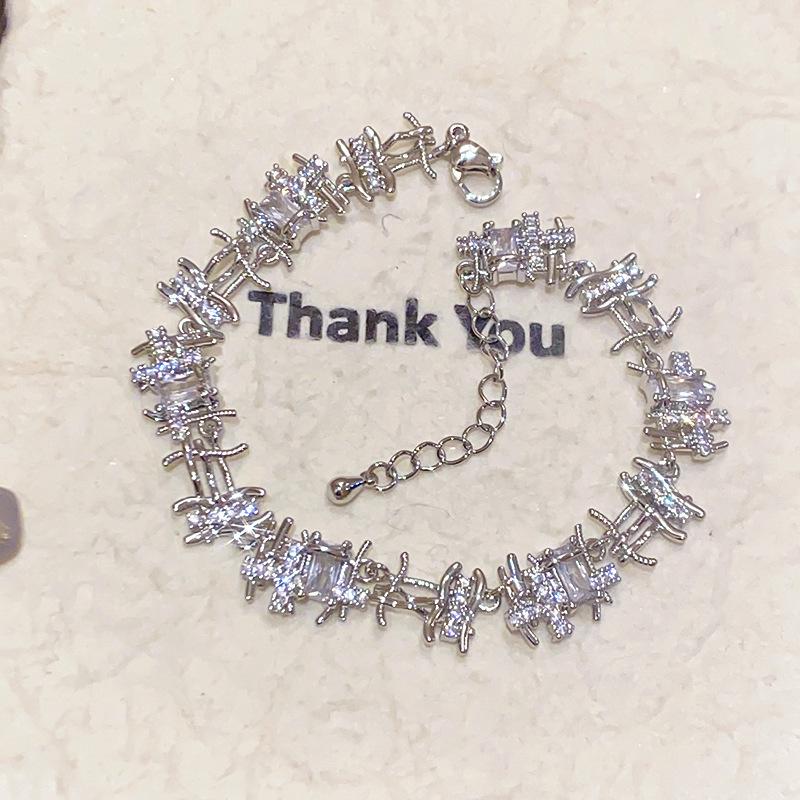 Корейский нерегулярный квадратный браслет-манжета со вставками из цирконов - Высококлассный легкий люкс, нишевый дизайн