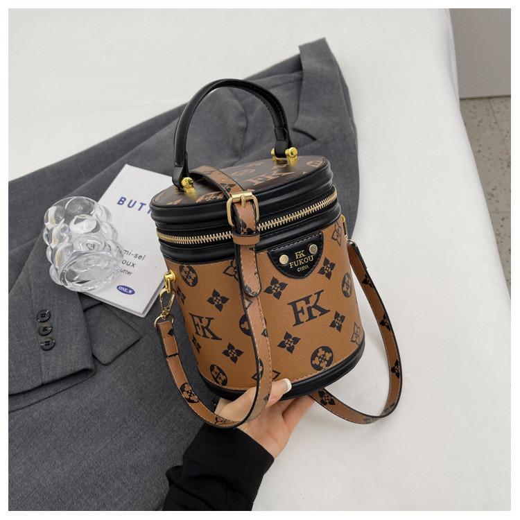 

Stylish Retro Round Barrel Bag 2024 New Letter Print High Capacity Commute Bucket Bag 15*14*13cm/5.91*5.51*5.12in
