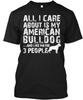 Amerikanische Bulldogge – Alles, was mir wichtig ist, ist mein . T-Shirt, hergestellt in den USA, Größen S bis 5XL