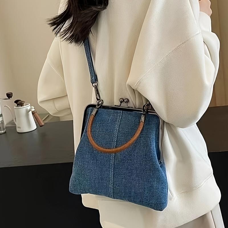 

Handcrafted Women S Foldable Denim Crossbody Bag With Twist Lock Closure Removable Strap And Tassel Embellishment Solid Color Shoulder Bag світло-синій колір