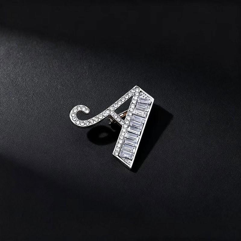 Spilla Alfabeto con Strass di Cristallo Elegante - Spilla da Bavero Unisex