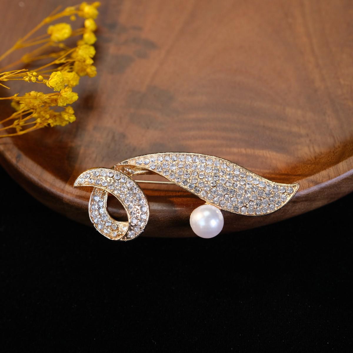 

Элегантная брошь-корсаж из лент: Универсальный аксессуар для вечерних платьев и костюмов