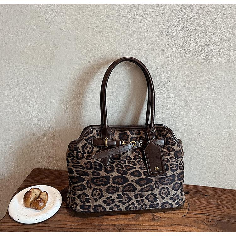 

Retro leopard print handbag large capacity fashion personalized shoulder bag new versatile underarm tote bag One Size кавовий