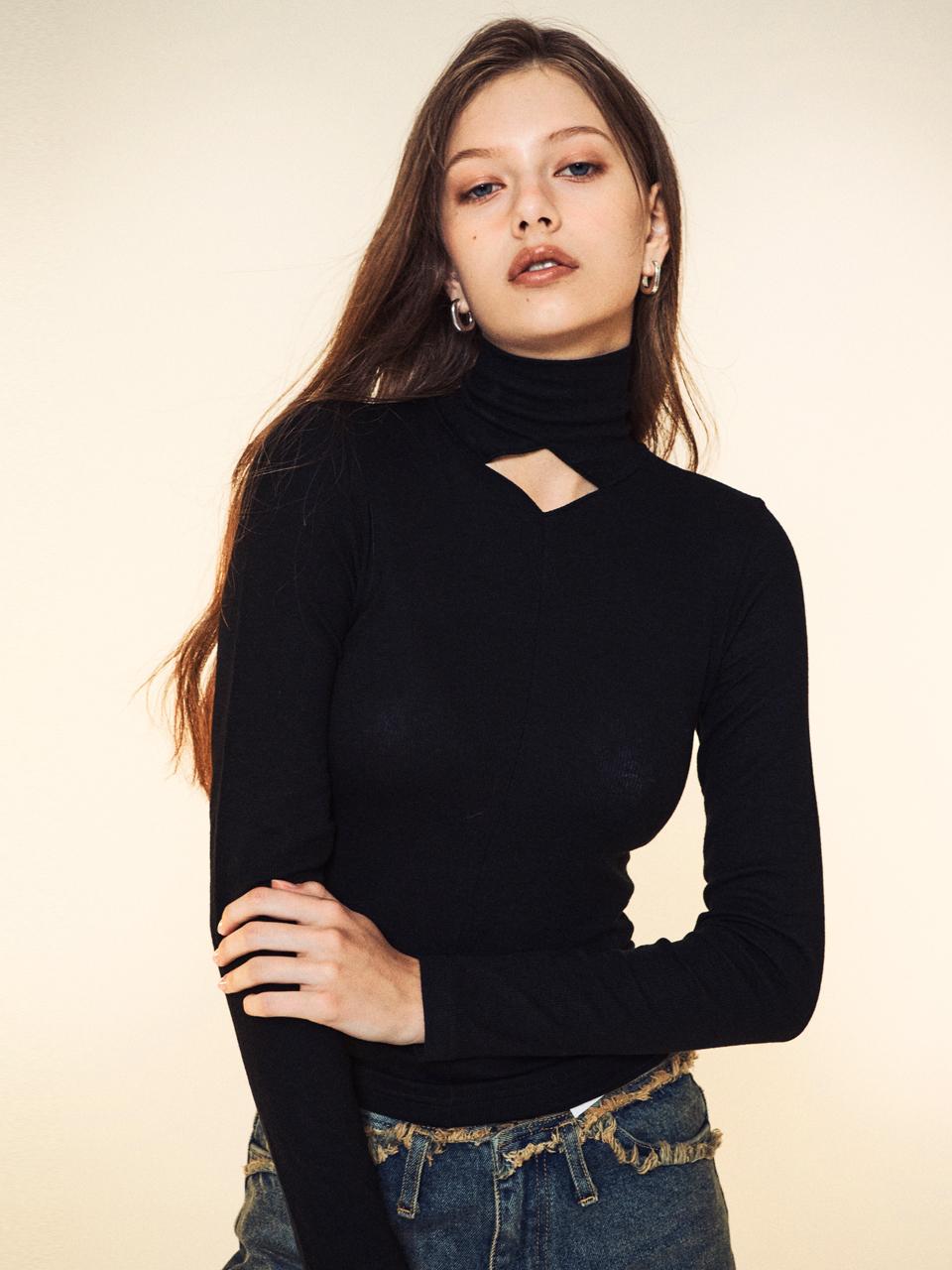 Renezmia Diamond Slit Wool Turtleneck _ Black