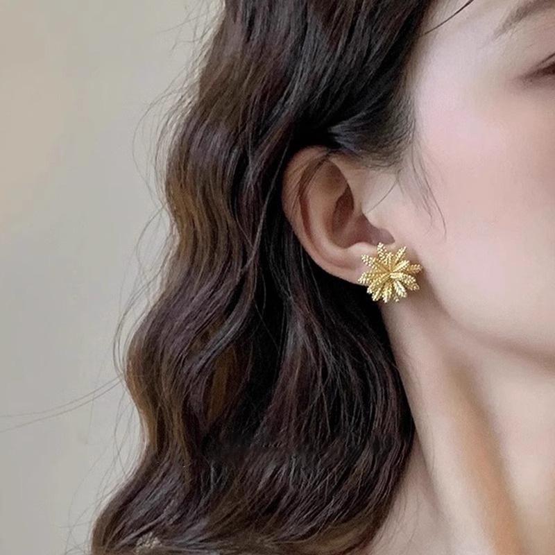 Niche Design Textured Wheat Ear Flower Stud Earrings for Women – Simple, Fashionable, Versatile, Creative Ear Ornaments