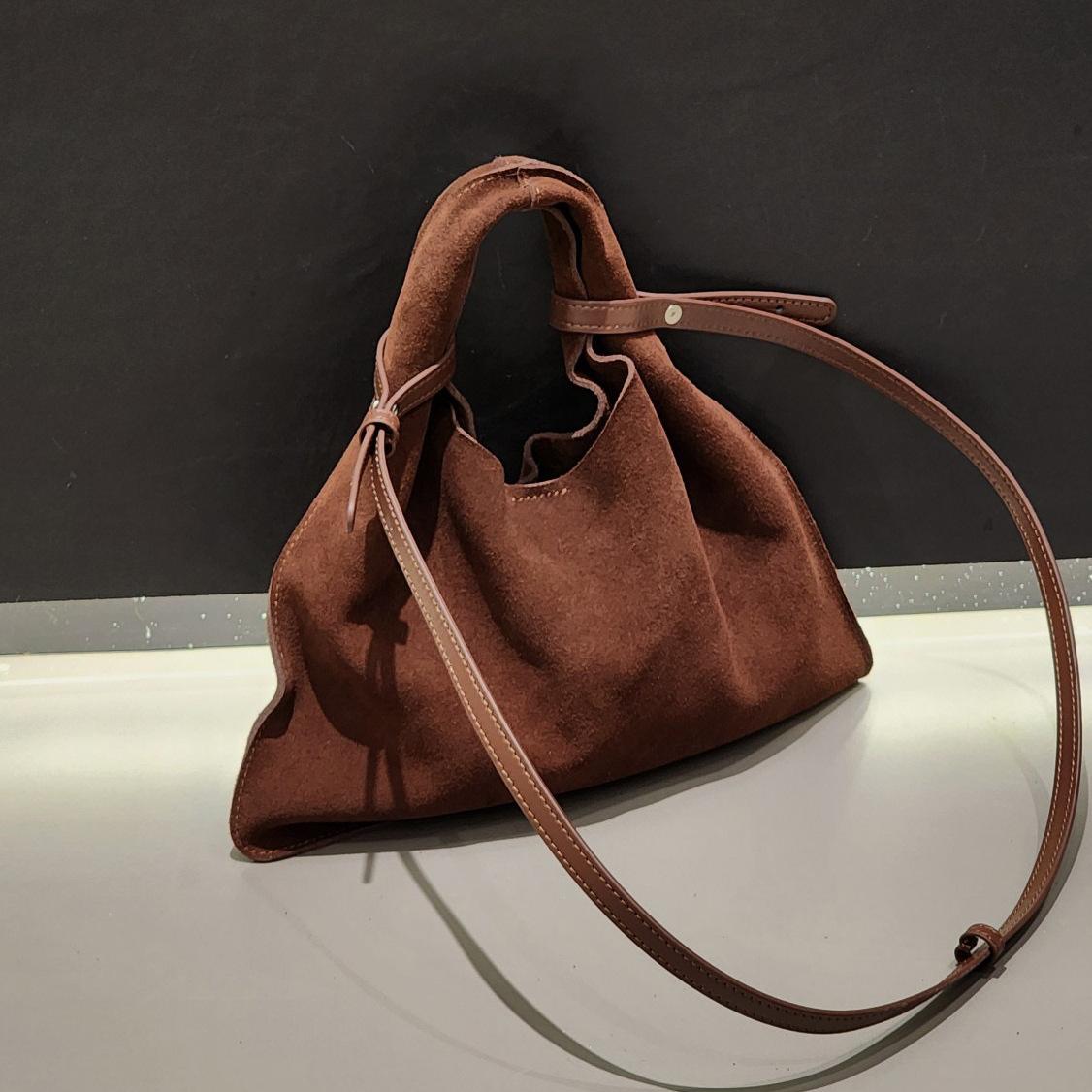 

Слоистая треугольная сумка из коровьей кожи Женская 2025 Модная универсальная сумочка Однокожаная сумка Сумка через плечо Кроссбоди 30x2x27cm кофейный