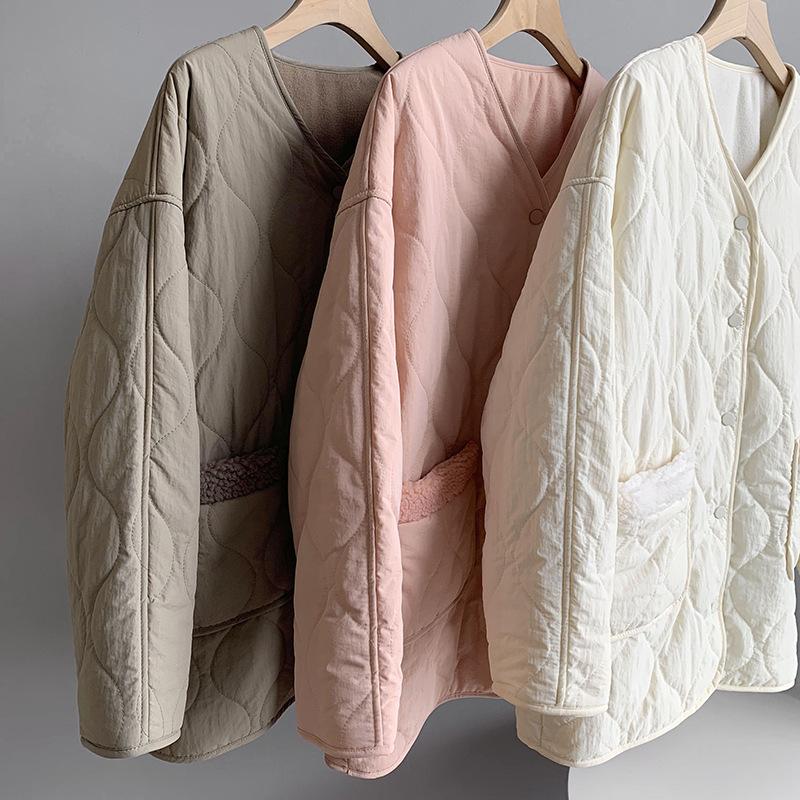 Осень-зима женское однотонное пальто в клетку с v-образным вырезом и длинным рукавом — фото 9