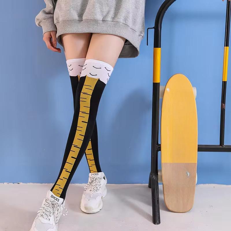 Trendy Damensocken mit knielangen Hühnerfüßen. Lustige personalisierte Hühnerfüße. Geburtstagsgeschenke. Sportsocken