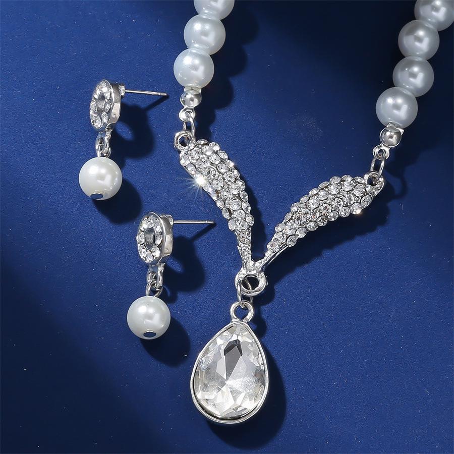 

Европейско-американский свадебный жемчужный набор: Ожерелье с подвеской в виде капли воды и серьги со стразами серебряный