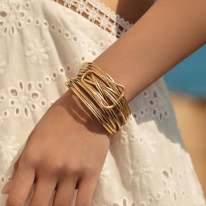 

Модний браслет для жінок срібний