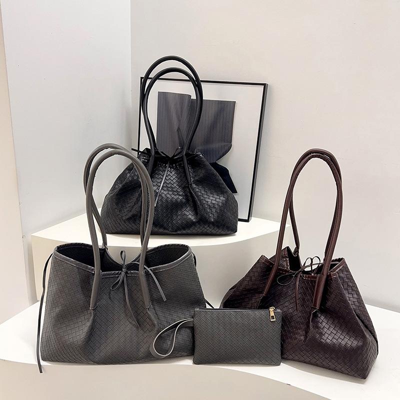 Tide bag women's large-capacity commuting oblique span bag to work and class fashionable one-shoulder portable versatile tote bag