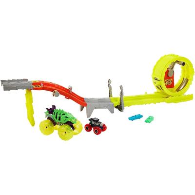 Hot Wheels Monster Truck Speed Challenge Playset with 2 Mini Cars for Ages 4 and Up Yellow