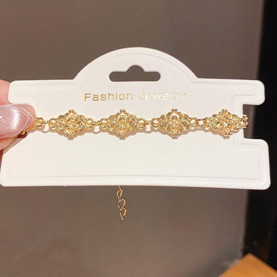 Minimalist Heart Shaped Vintage Hand Chain With Metal Finish For Female Wear