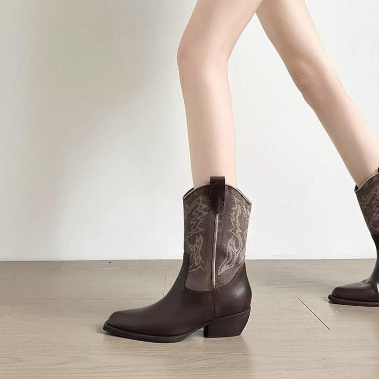 Cowhide Version~ Pointed Thick Heel Engraved Western Cowboy Boots for Women's Autumn and Winter New Retro Style Short Boots for Women