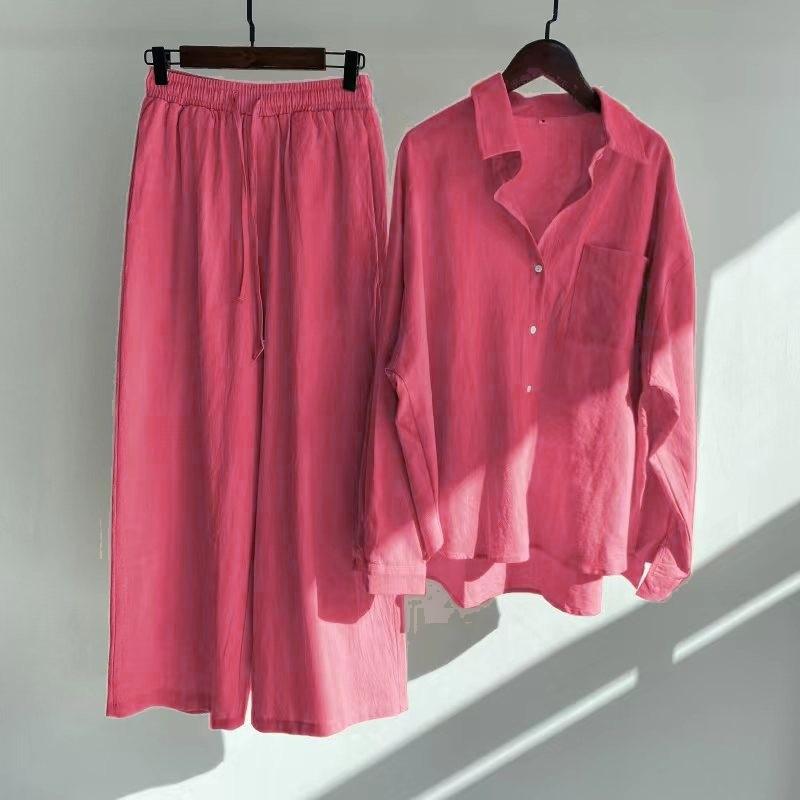 Completo estivo da donna in camicetta e pantaloni casual a due pezzi