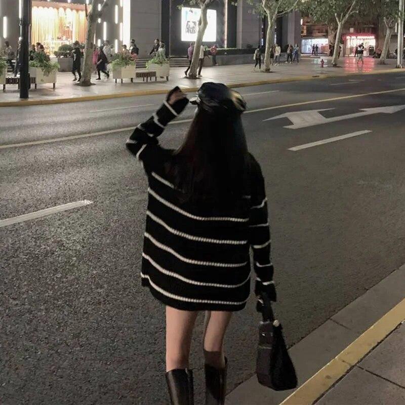 Dámský dlouhý svetr s rolákem Černobílý pruh Volný pletený pulovr Střední délka Teplý Streetwear styl Svetr Podzim a Zima