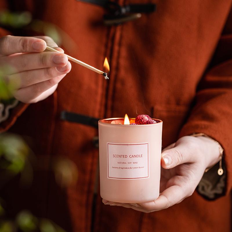 Pink Electroplated Scented Candle with Dried Flowers - Perfect for Parties and Atmosphere Enhancement.