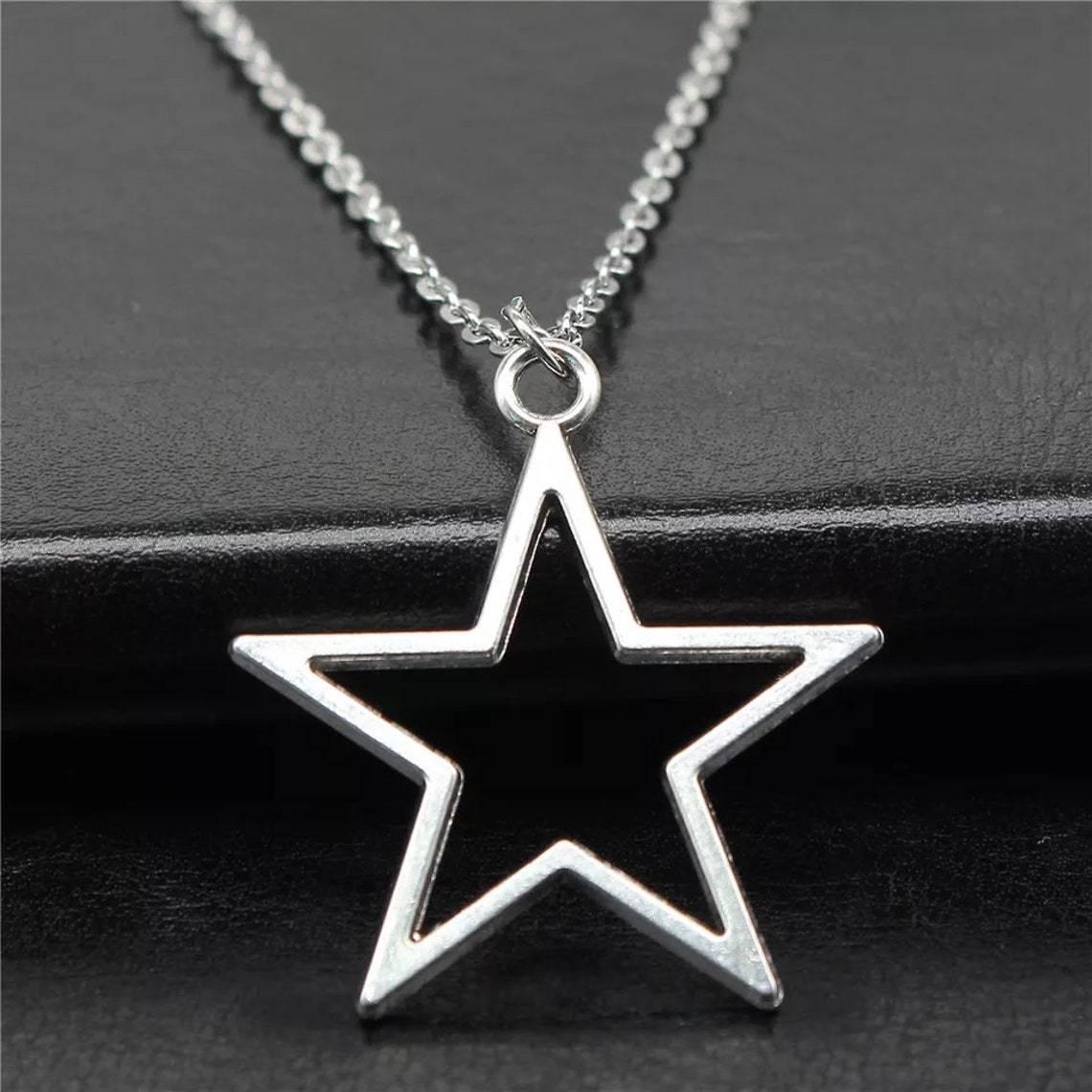

Retro Silver Hollow Star Pendant Necklace