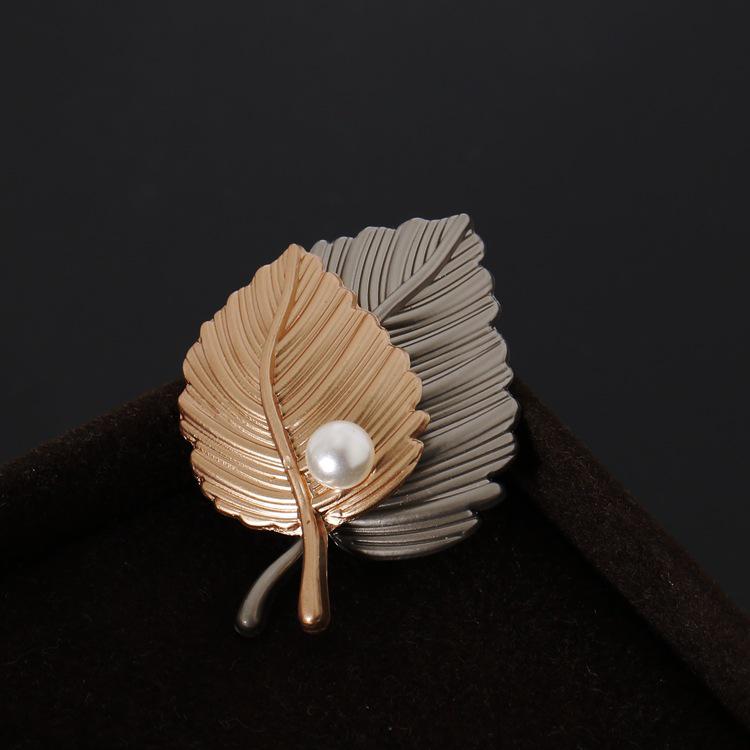 Elegant Alloy Brooch: Premium Niche Women's Versatile Corsage for Coats and Suits