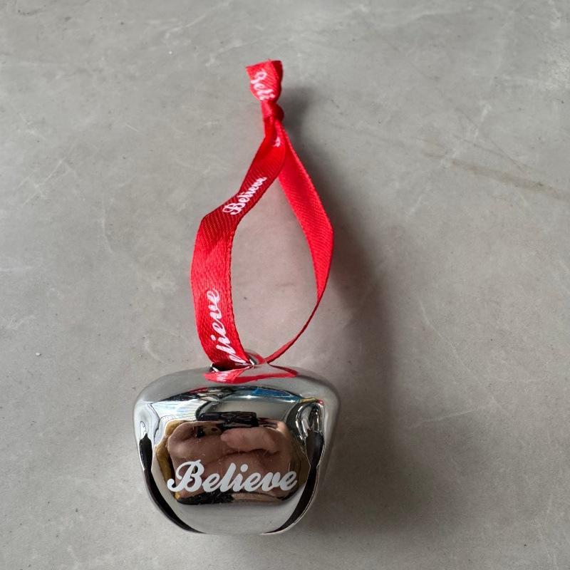 Campanelle di Natale in Metallo Argento Lucido con Stampa 'Believe' e Nastri Rossi per Decorazione Albero di Natale, Feste Natalizie, Casa