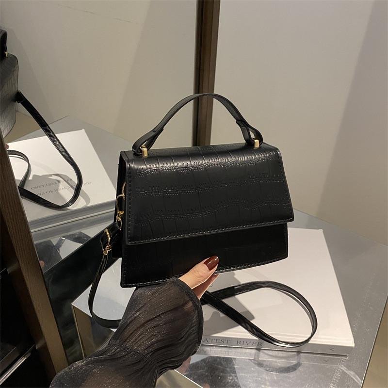Elegant Contemporary Small Shoulder Handbag In Modern Street Style Designs