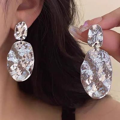 Orecchini Geometrici Esagerati Retrò, Orecchini a Bottone Semplici e dal Vento Freddo alla Moda da Donna, Orecchini dal Design Personalizzato