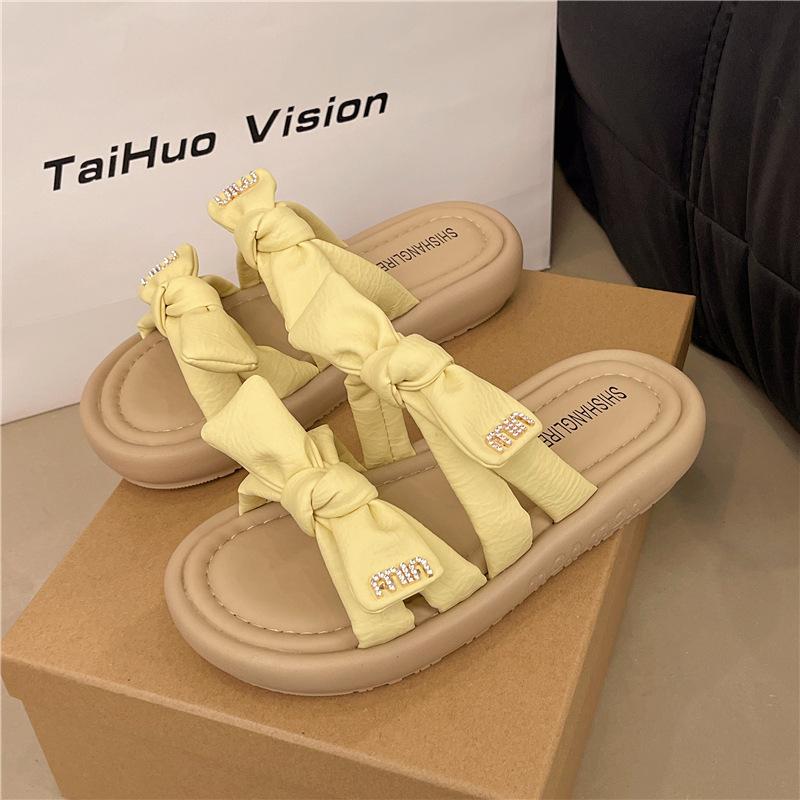 Slippers Women's 2025 New Summer Wear Fashion Flat Bottom One Word Cool Slippers with Skirt Stepping On Shit Soft Bottom Explosion