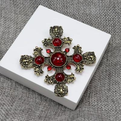 Klasyczny Vintage Vintage Krzyż Lew Głowa Broszka Naszyjnik Wisiorek Podwójne Zastosowanie Moda Stary Odznaka Unisex Odzież