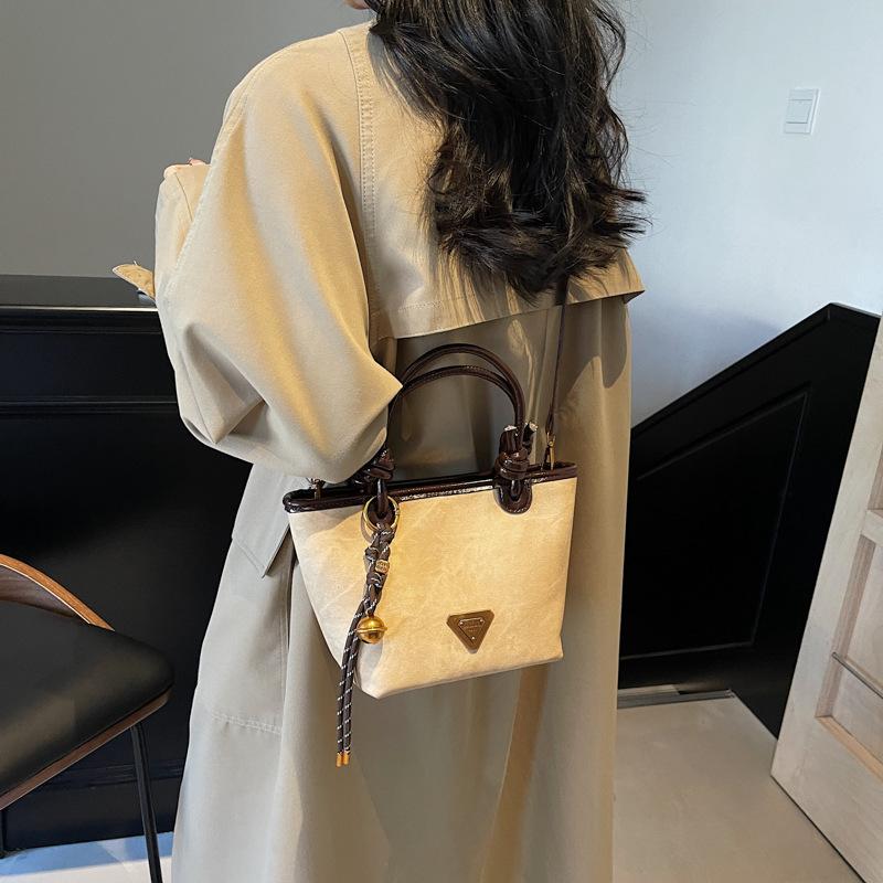 Retro new design light luxury fashionable portable bucket bag versatile high sense women commuter messenger bag