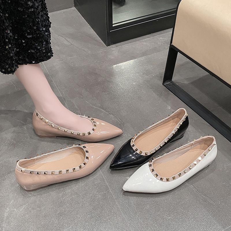 

Elegant Nail Head Soft Patent Leather Slip-On Commuter Shoes Women s Versatile Mid Heel Single Shoes Breathable Summer Footwear 40 чорний