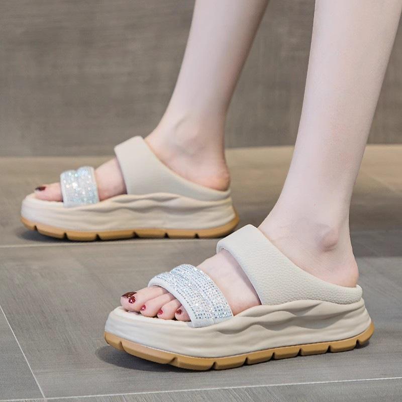 New soft leather slippers for women in summer, comfortable and casual in summer, thick-bottomed rhinestone open-toed sandals.