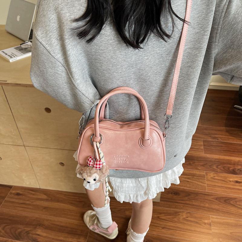 

Retro portable bowling bag women s new texture simple large capacity armpit bag