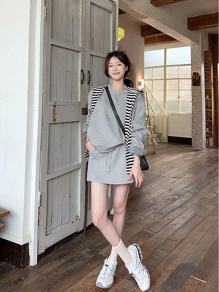 Koreanischer Farbblock-Streifenschal Zweiteiliges Set: Lockeres Langarm-Sweatshirt & High-Waist Kordelzug-Midirock für den Frühherbst