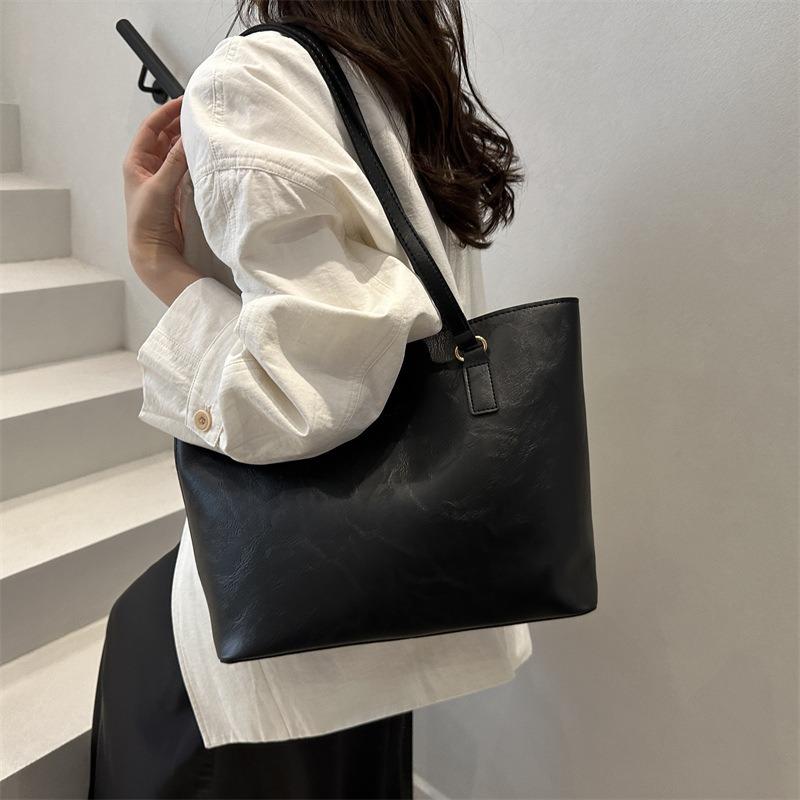 Neue einfarbige Temperament-Tragetasche mit großem Fassungsvermögen, neue einfache Schulter-Unterarmtasche für Damen, vielseitige Handtasche