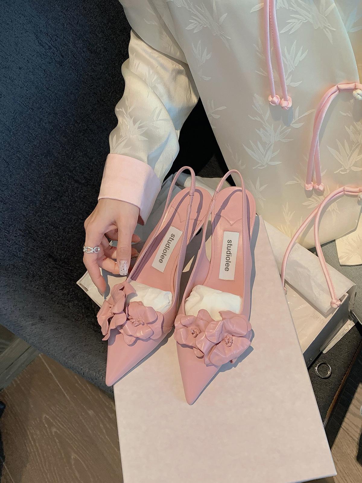 

High-end sheepskin version~ Grape mother has the same temperament, pointed head, shallow mouth, empty flower high heels, women s bag head sandals. 40