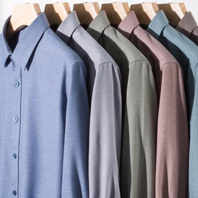 Herbstliches Langarmhemd für Herren, bügelfreie Schafwolle, leichtes, luxuriöses, einfarbiges, blaues, schmales Business-Casual-Oberteil