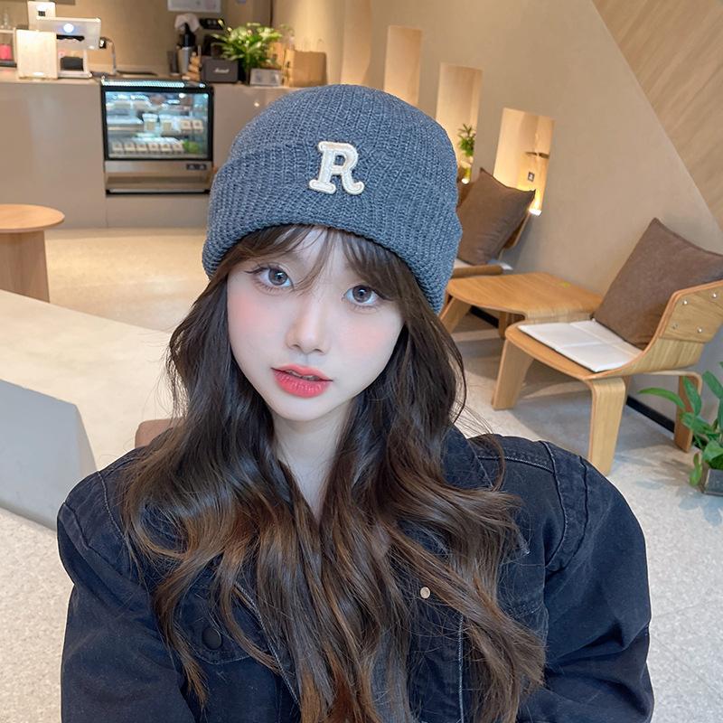 Autumn and winter letter R standard knitted hat for women, simple versatile ear protector wool hat, cold-proof and warm cover, cold hat for men