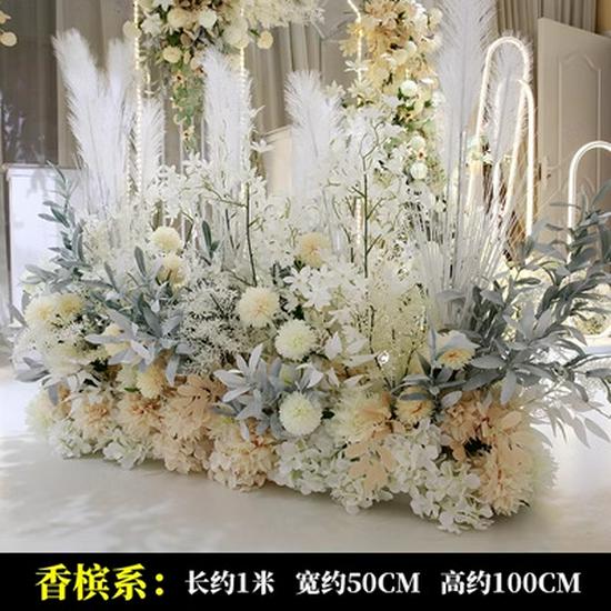 Hochzeitsgangdekoration im New Forest-Stil mit Blumen und Federn