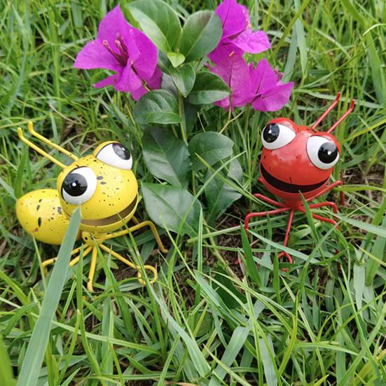 Large Ant Ornament Iron Decorative Ant Sculpture with Bright Colors Rust-Resistant