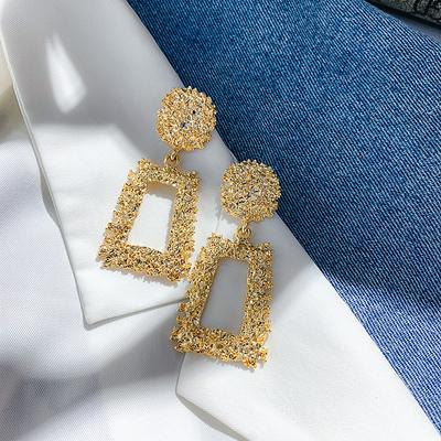 Vintage geometrické náušnice pre ženy Statement Náušnice Šperky Vyrezávaný kov Zlatá farba Náušnice Módne šperky Trendy darček