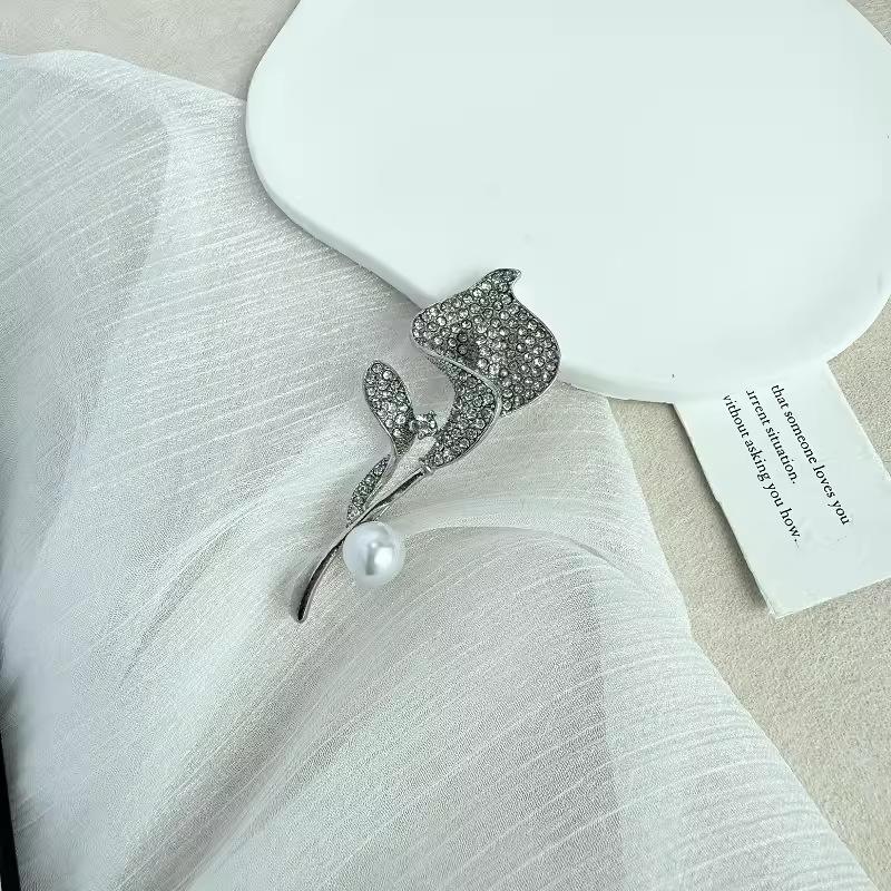 Full Diamond Inlaid Zircon Calla Lily Brooch, High-end Luxury Temperament Brooch, Personalized Design Sense, Suit Accessories