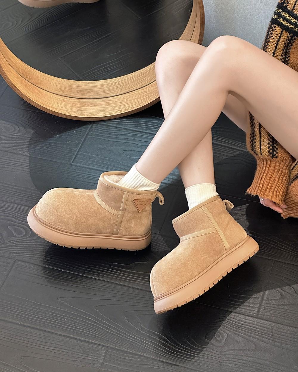 

Kapibara big head leather snow boots women s fleece thickened 2025 new winter short tube ugly cute bread cotton shoes 35