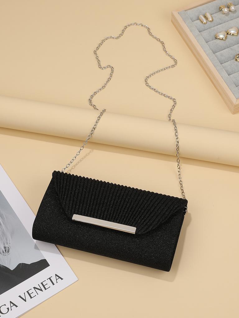 The  fashionable shell-patterned chain single-shoulder bag with metal magnetic buckle is a versatile wedding banquet hand-hel
